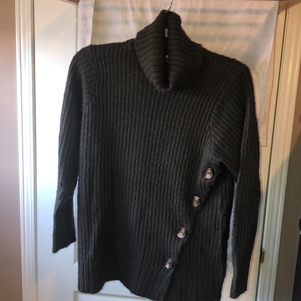 Cute turtleneck with button detail
